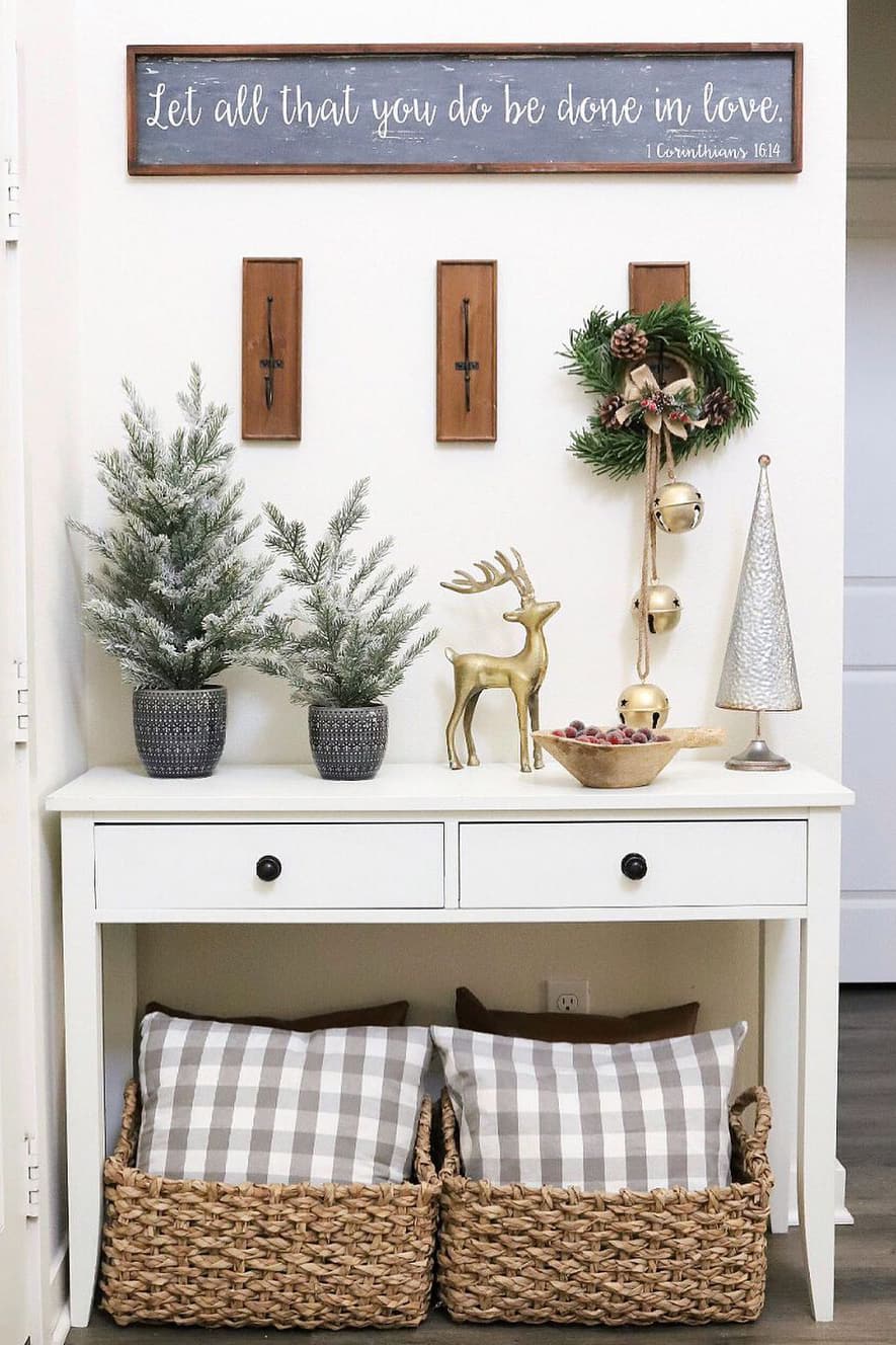 19 Brilliant Christmas Entryway Decorating Ideas