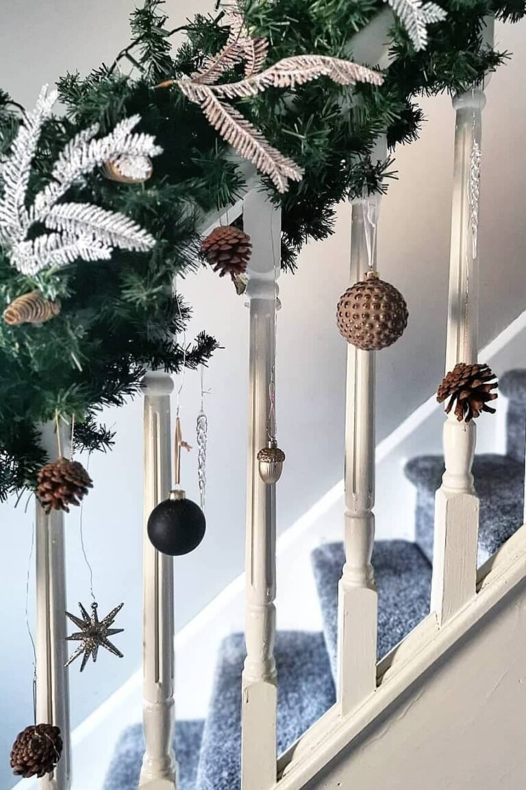 23 Outstanding Christmas Staircase Decor Ideas