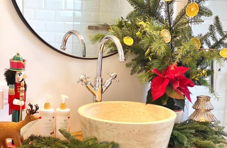 20 Best Christmas Bathroom Decor Ideas to Create a Lively Atmosphere