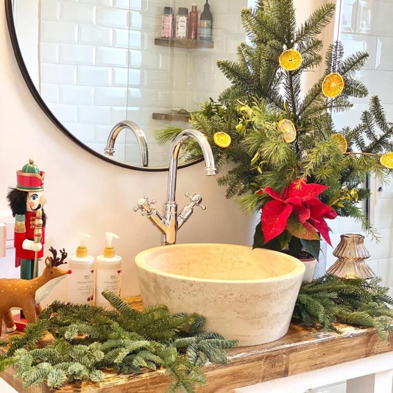 20 Best Christmas Bathroom Decor Ideas to Create a Lively Atmosphere