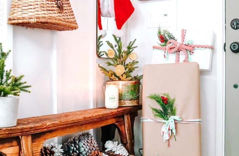 19 Brilliant Christmas Entryway Decorating Ideas