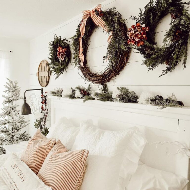 21 Christmas Bedroom Decorating Ideas For A Cozy Holiday in 2021