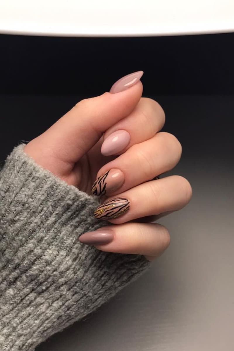 Zebra pattern brown nails