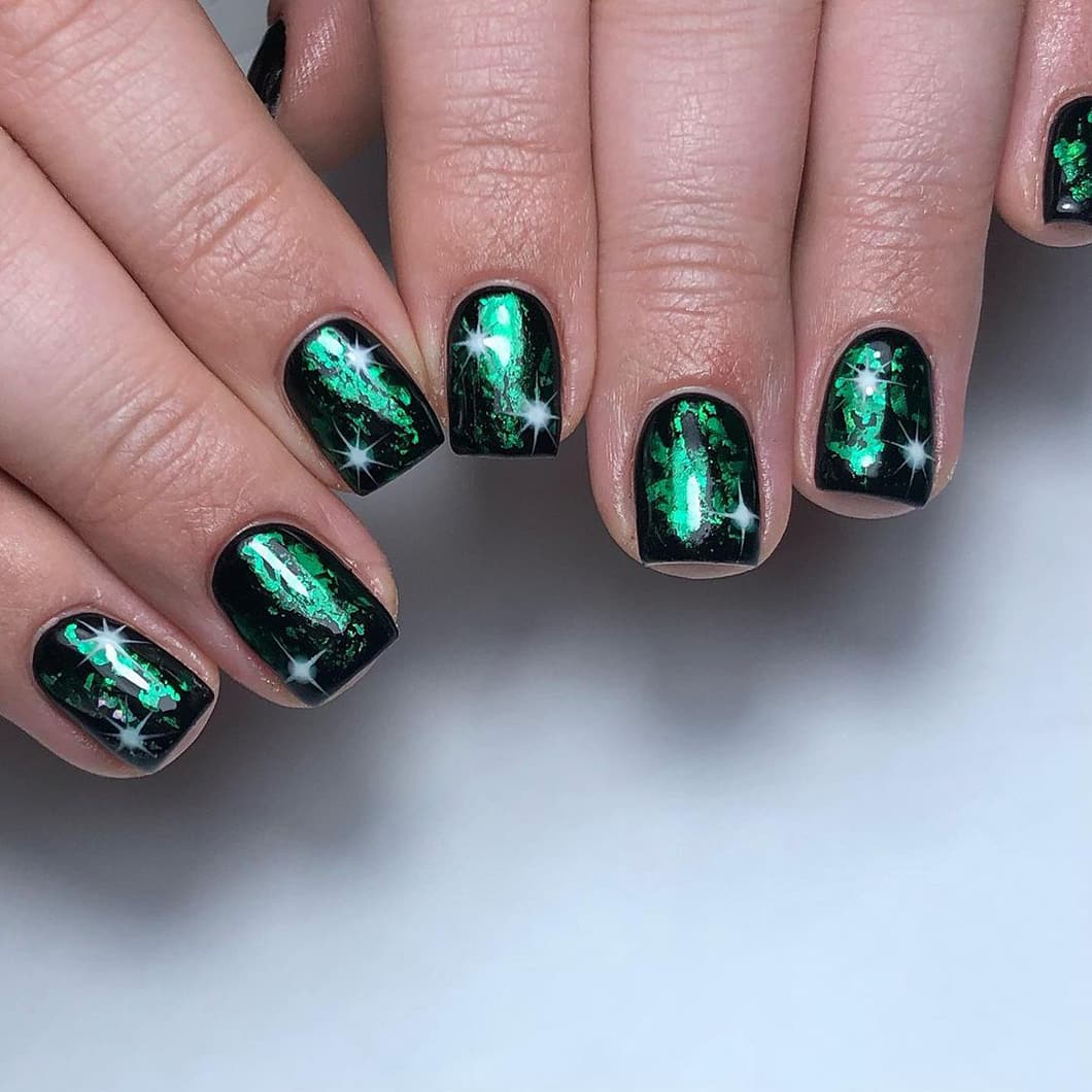 Fresh green New Year nails