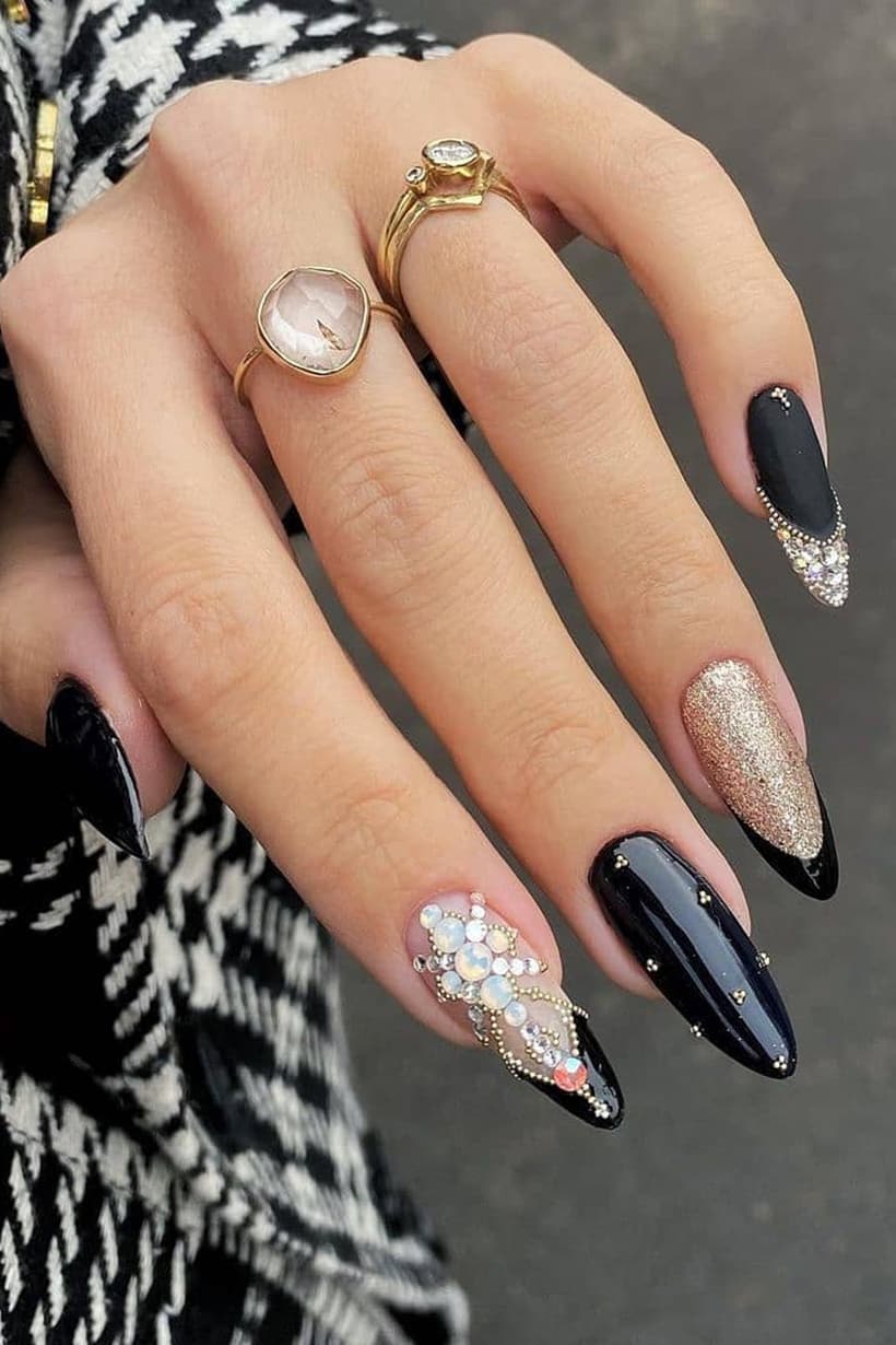 Luxurious black and gold New Year nails