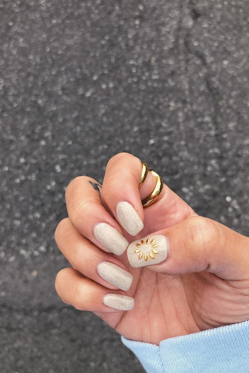 Modern but sweet sun beige nails