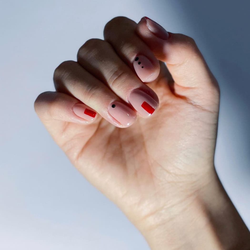 Red midline short nails