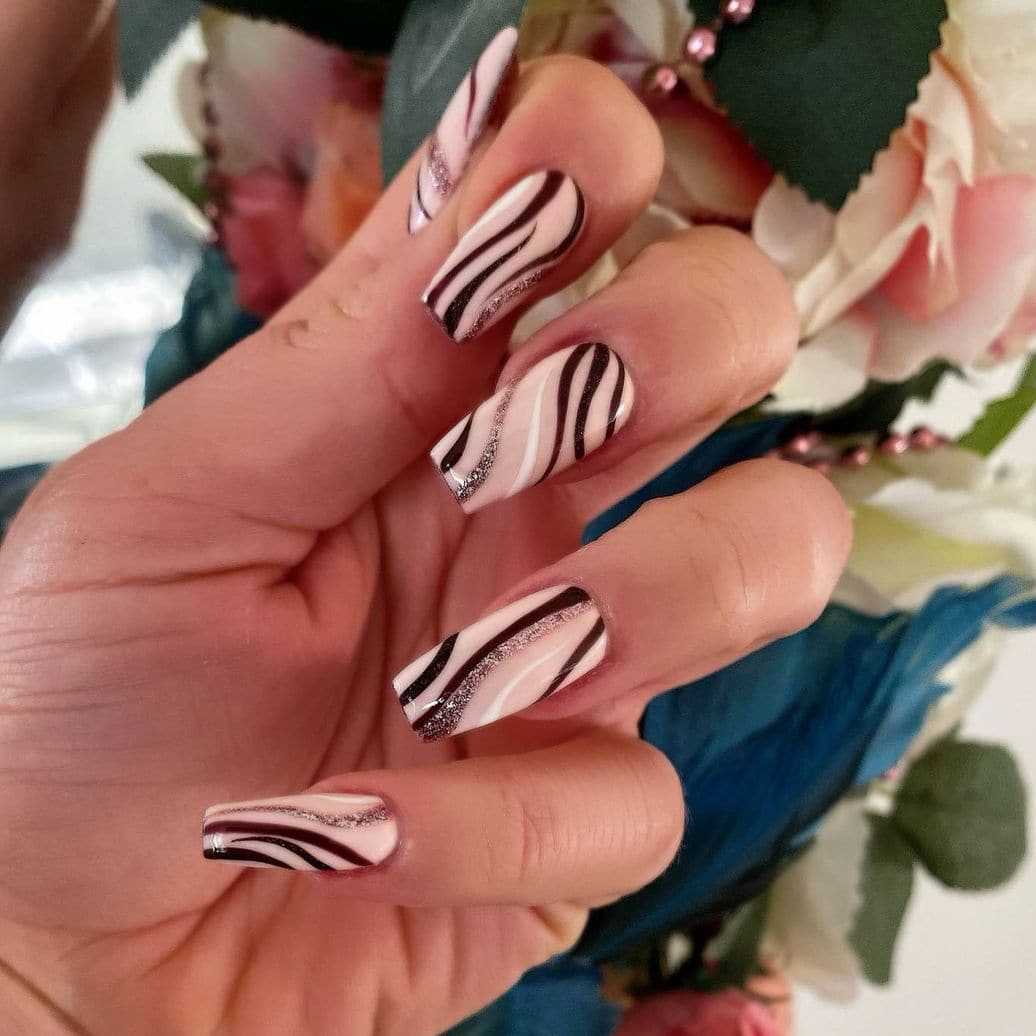 Unique swirl New Year nails