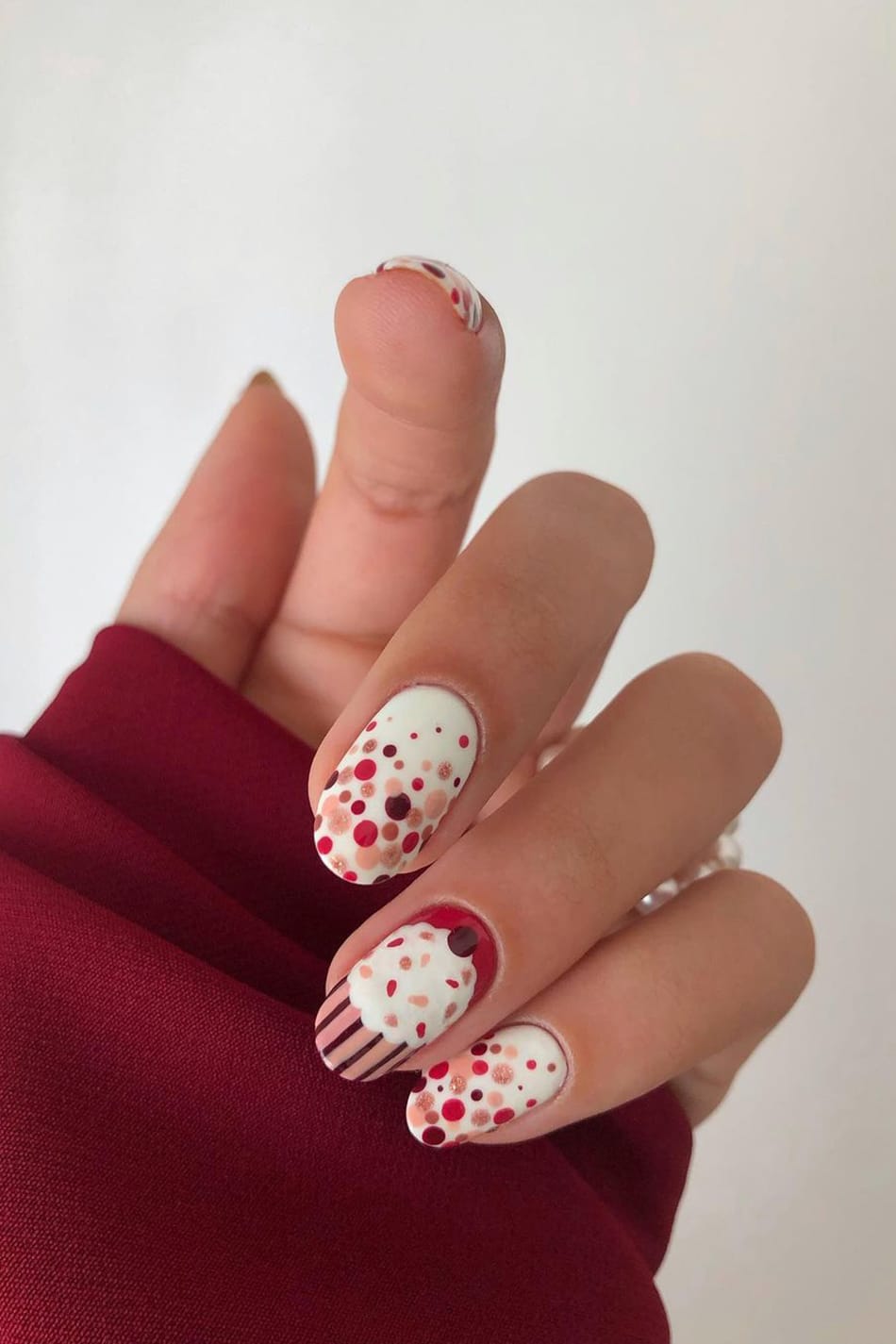 Gradient red dot birthday nails