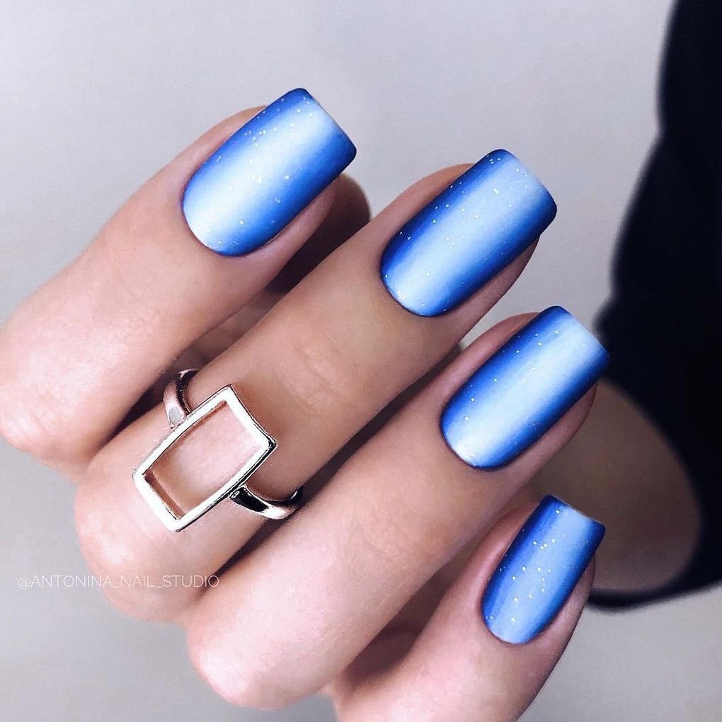 Vertical ombre blue nails