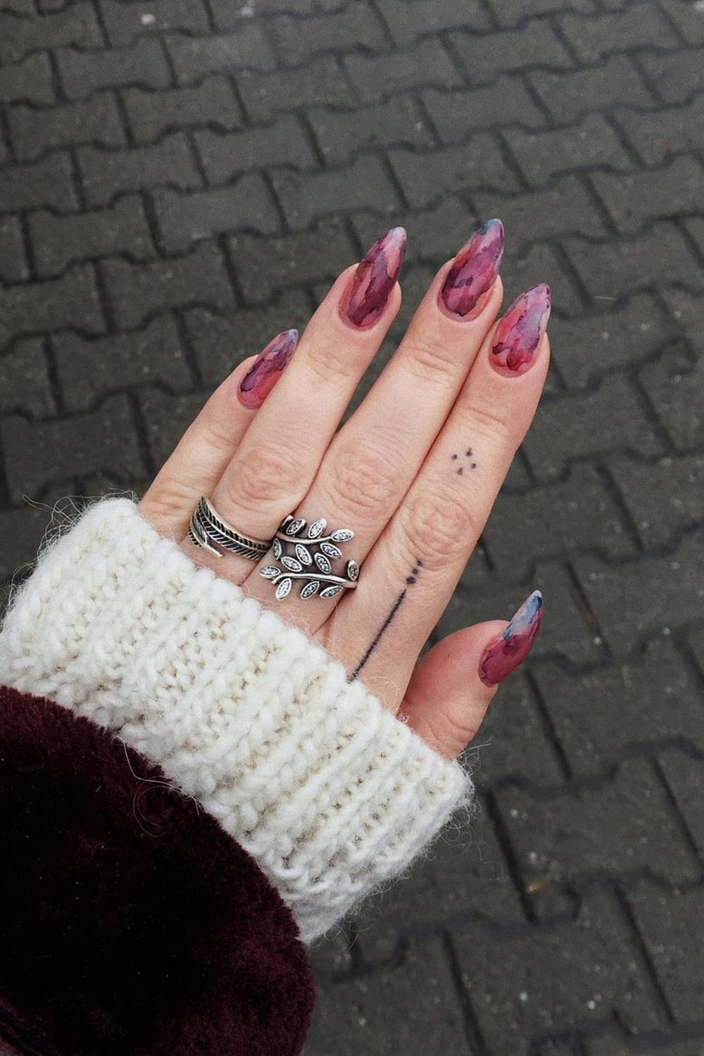 Watercolor red nails