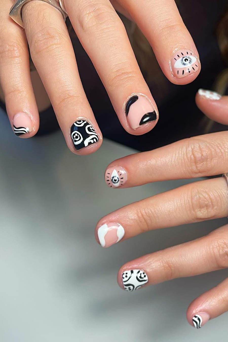 Trendy Black And White Smiley Face Short Nails