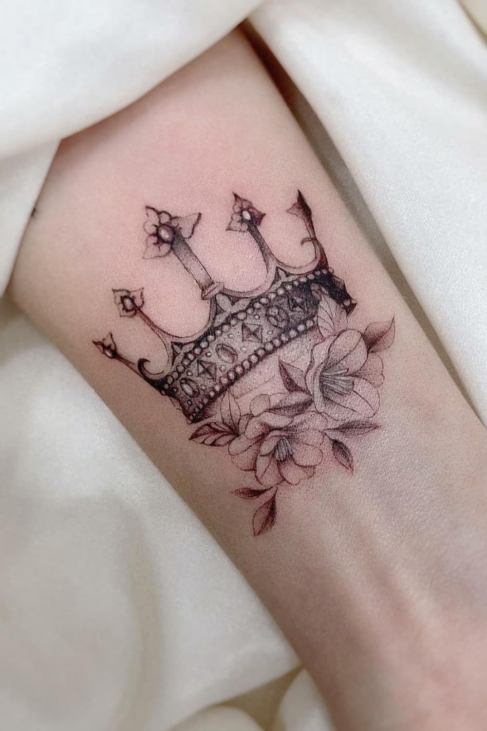 Tatouage couronne avec fleur