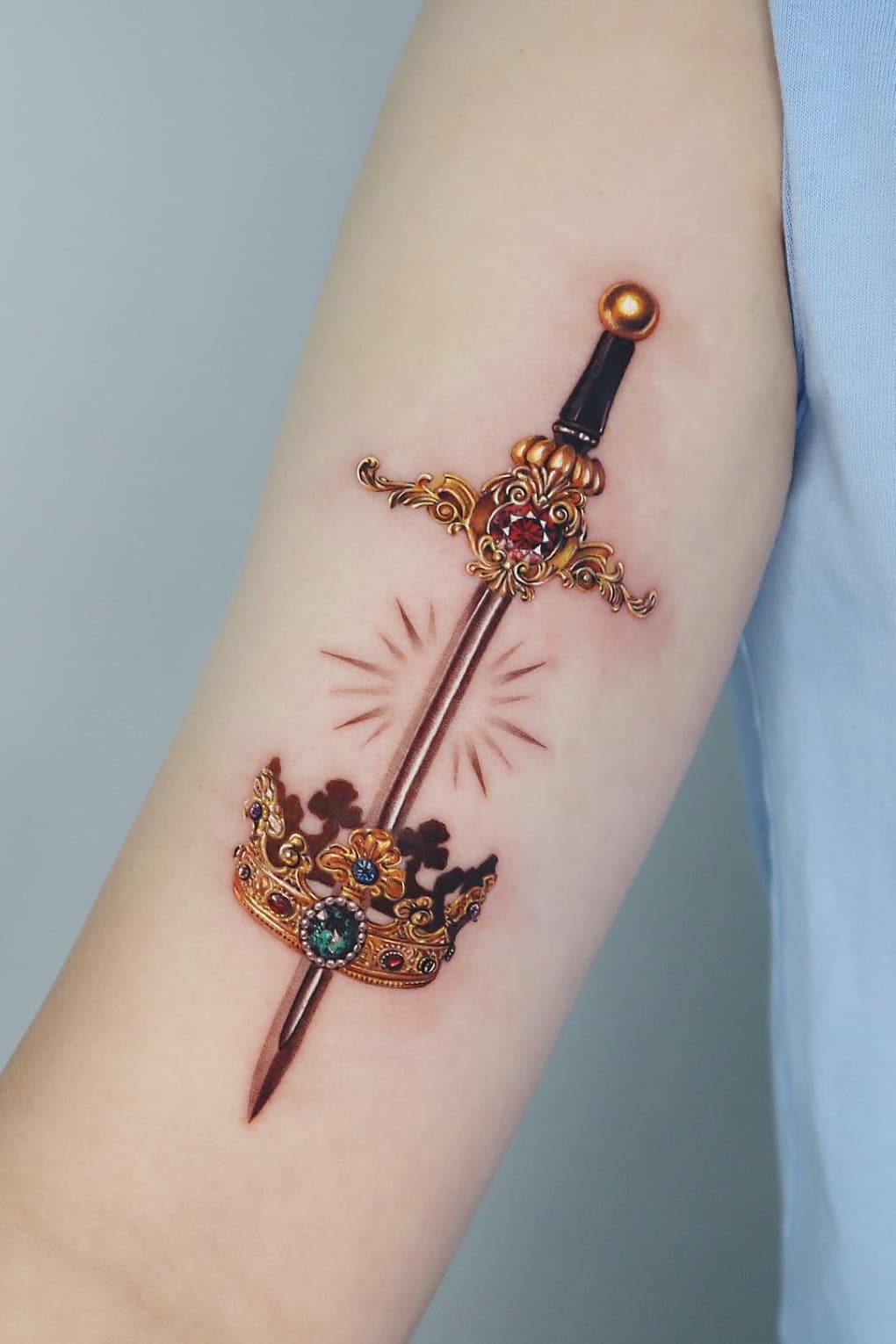 Tatouage couronne et épée