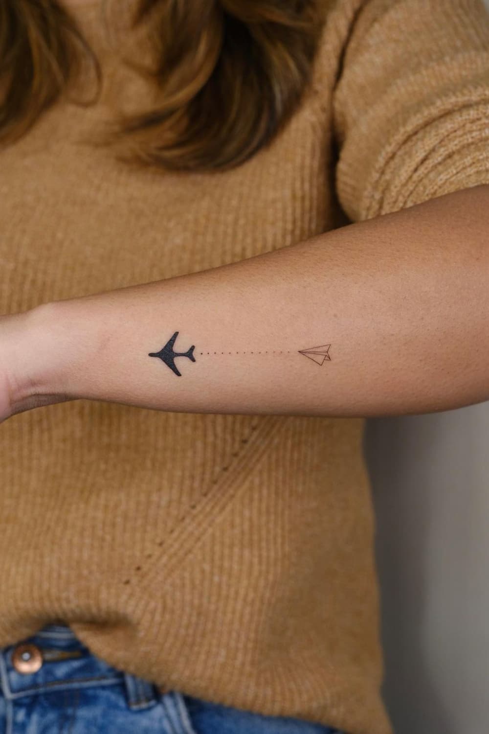 Tatouage d'avion en papier à avion