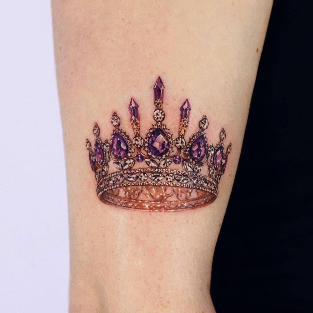 Tatouage couronne violette