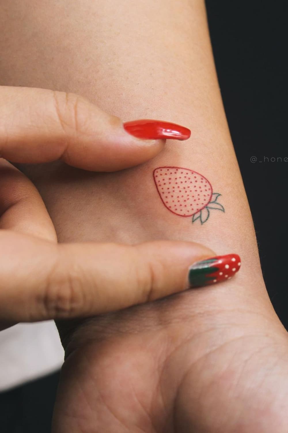 Tatouage minimaliste à la fraise