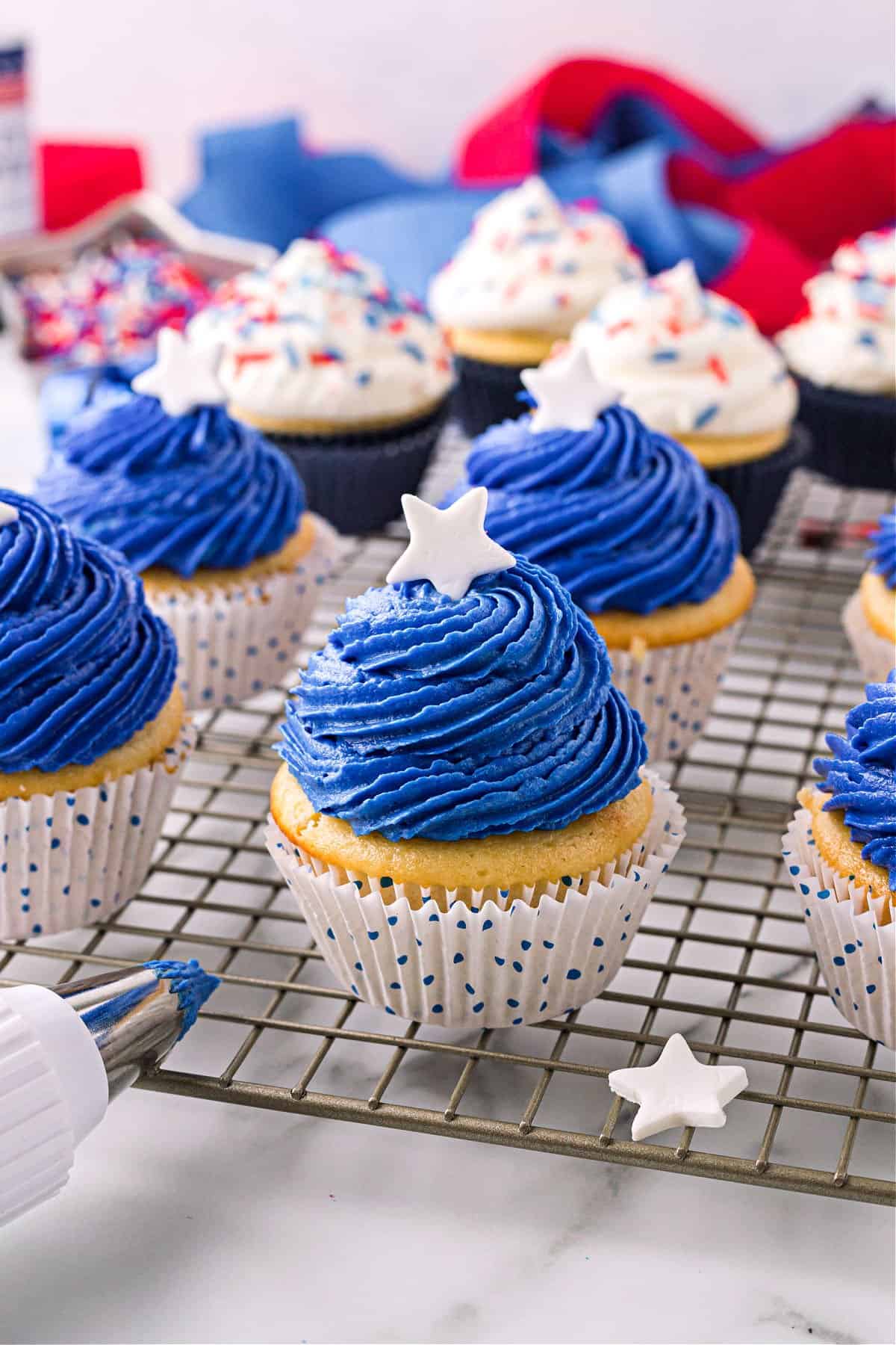 Cupcakes rouges, blancs et bleus avec pépites et M&Ms au centre