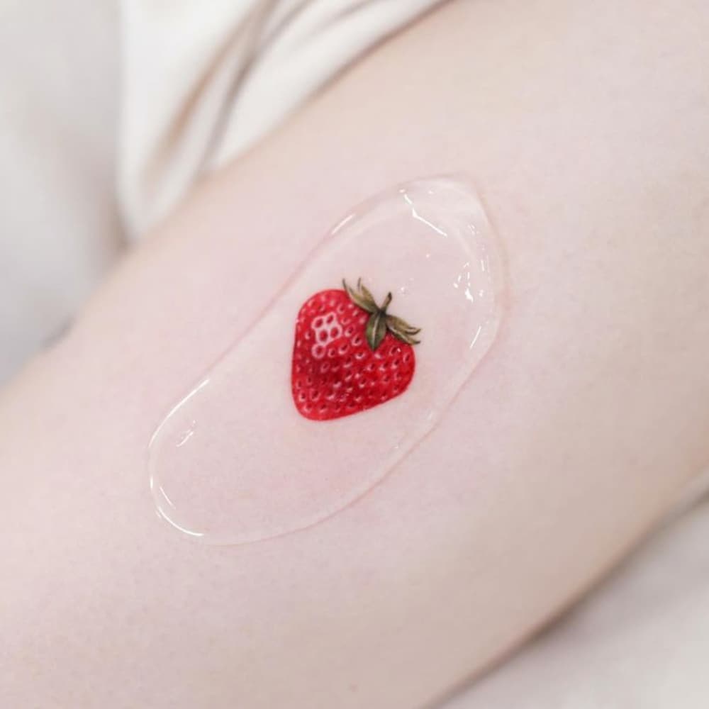 Petit tatouage de fraise