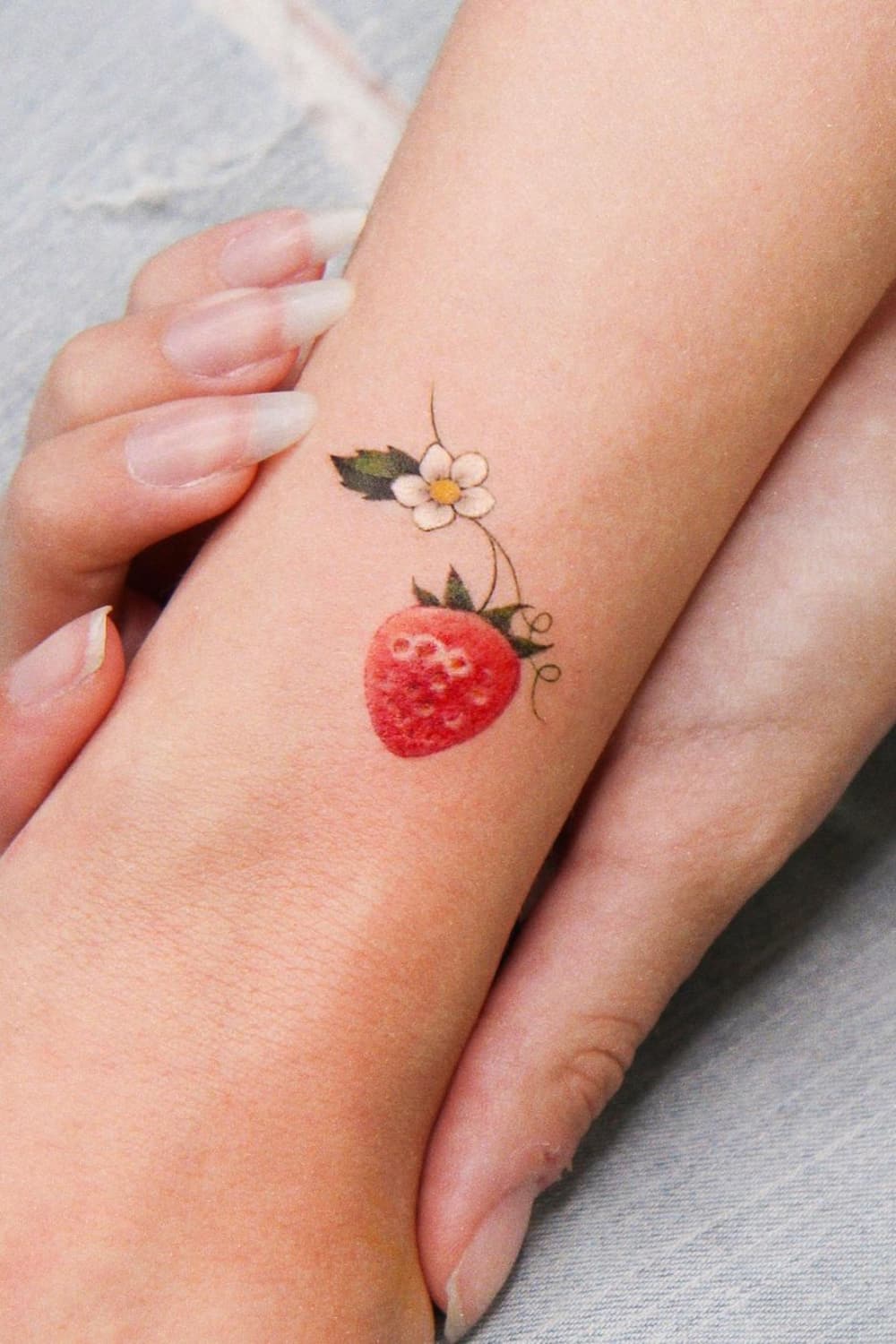 Tatouage de fraise avec fleur et vigne