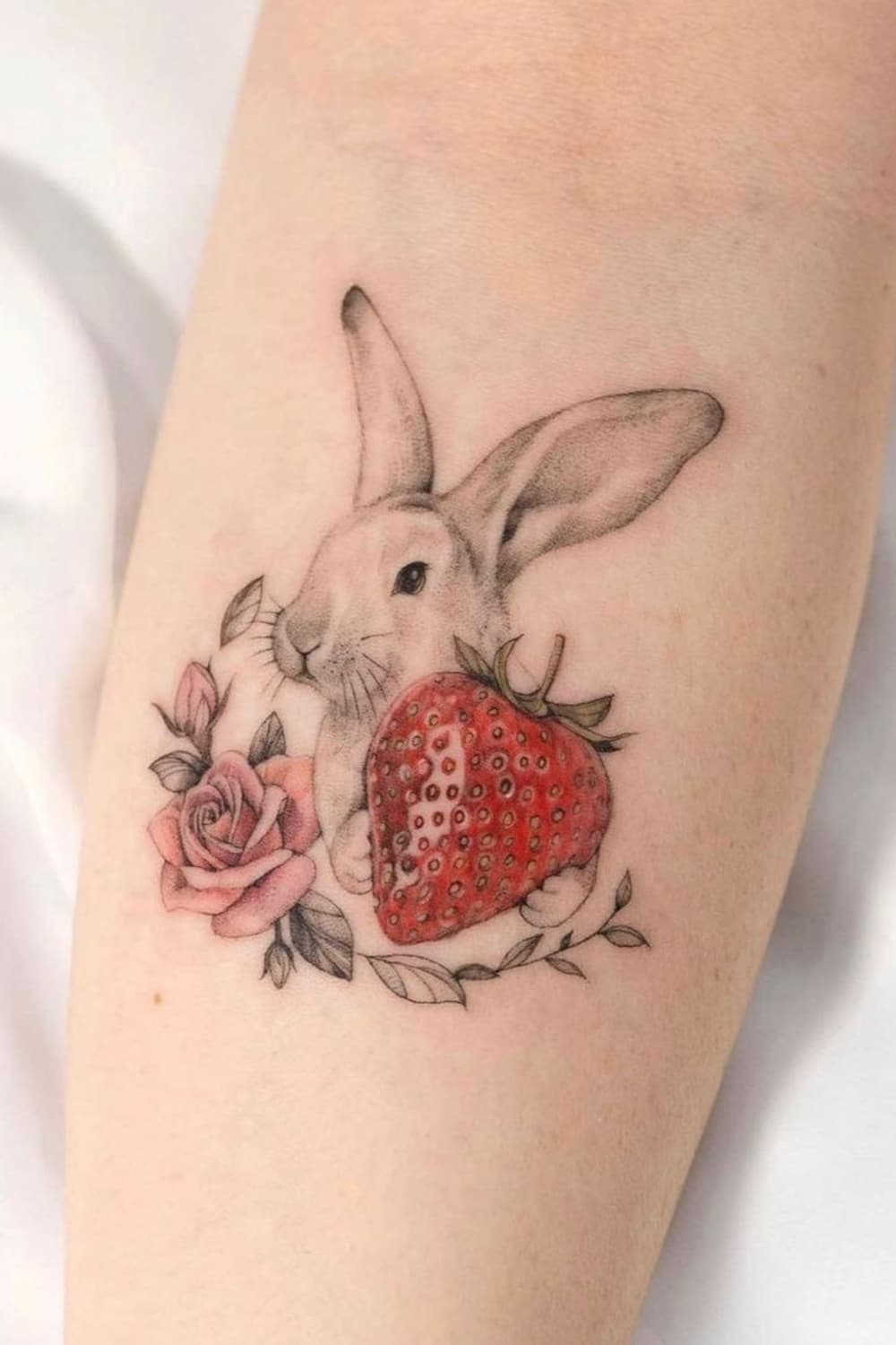 Tatouage de fraise avec lapin et fleur