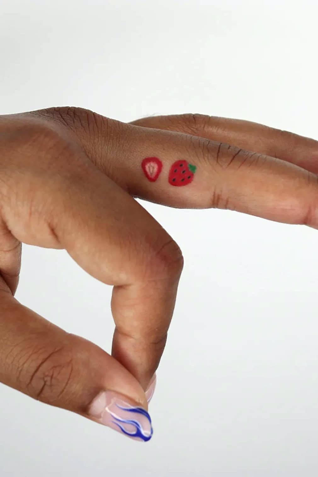 Tatouage de fraise sur le doigt
