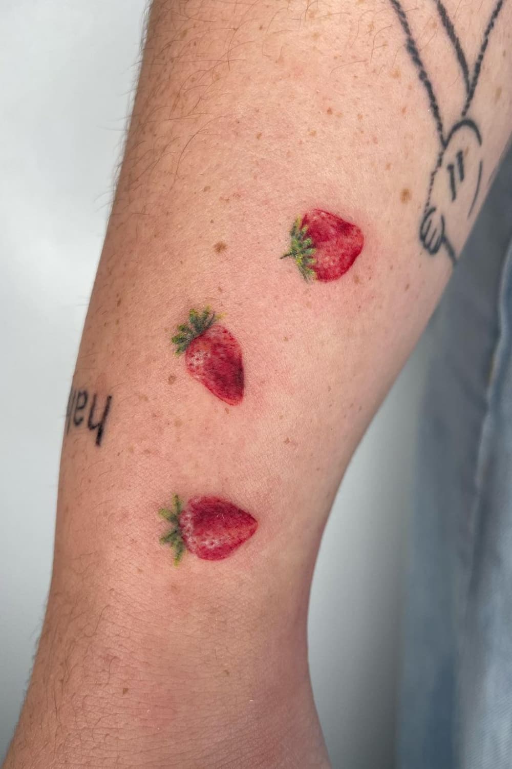 Tatouage de trois fraises